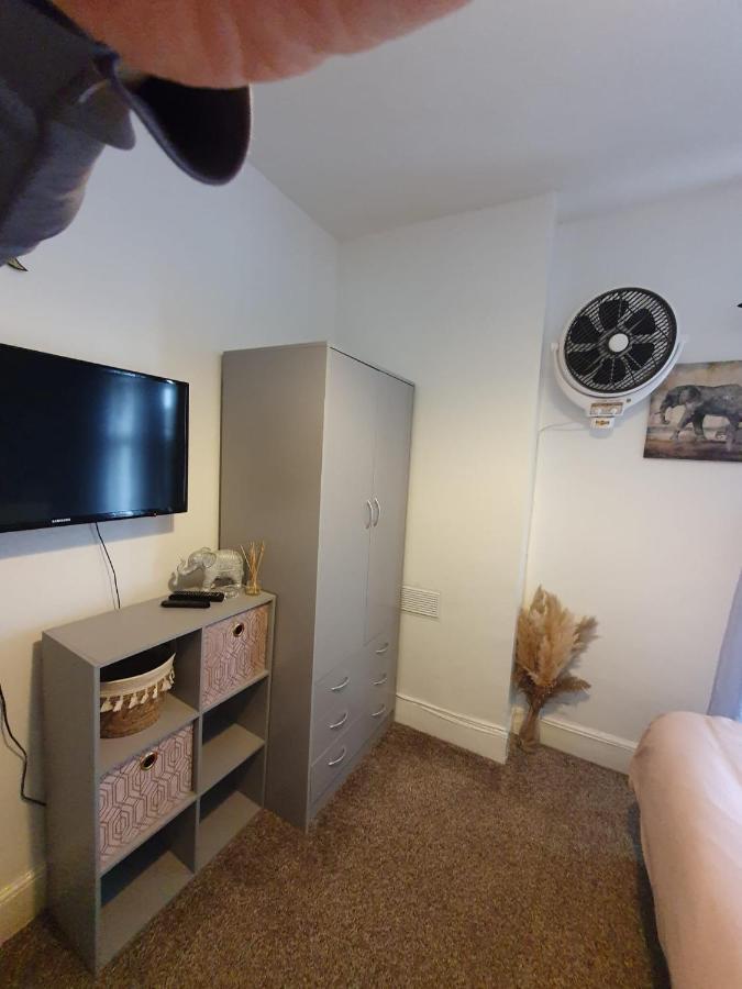 Private Room In Кардиф Екстериор снимка