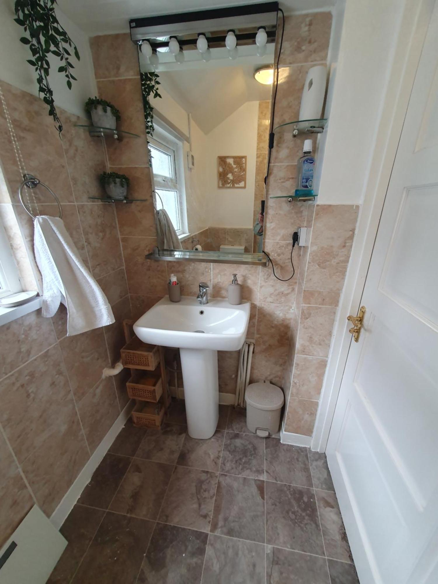 Private Room In Кардиф Екстериор снимка