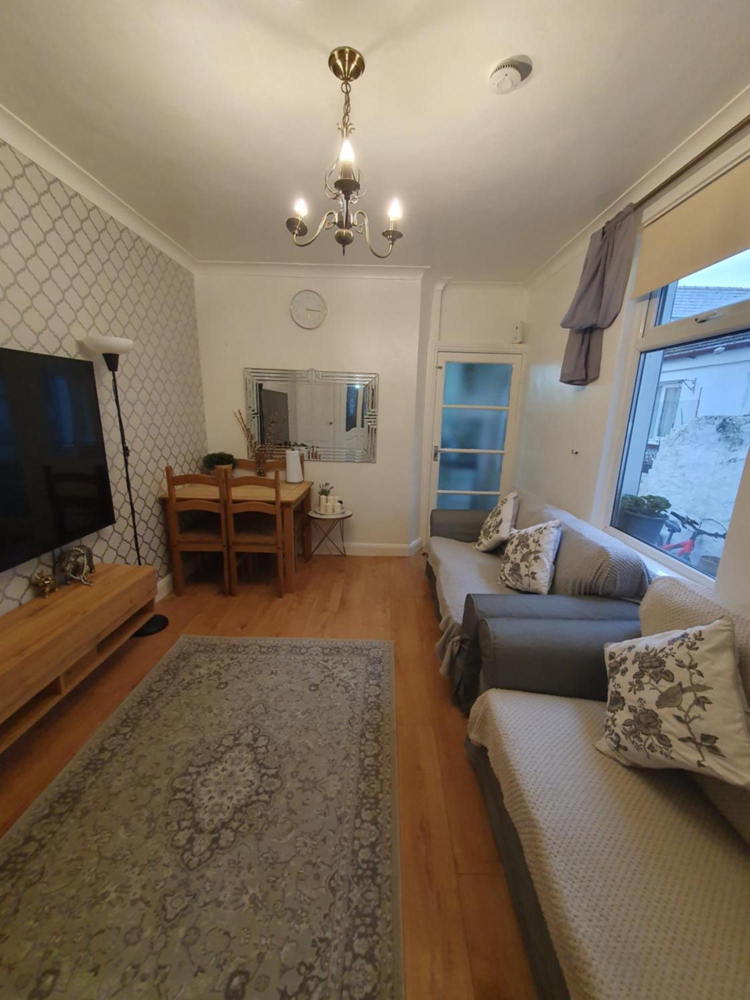 Private Room In Кардиф Екстериор снимка
